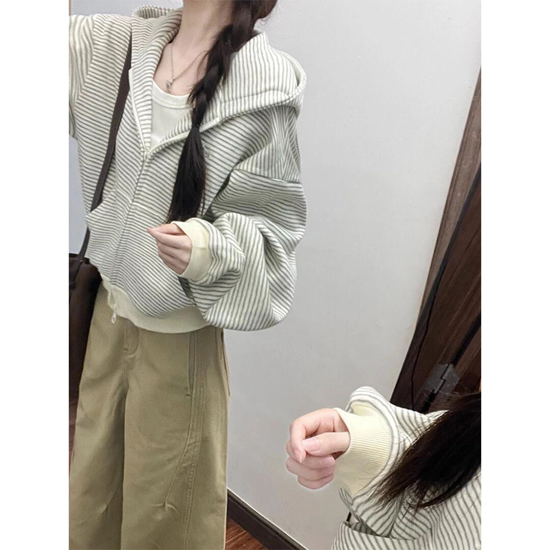 Abbigliamento Femminile Autunn - Winter Clothing Drawing recensione e prezzo